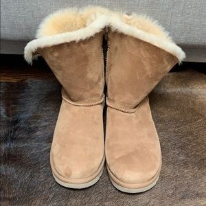 Ugg boot with strap